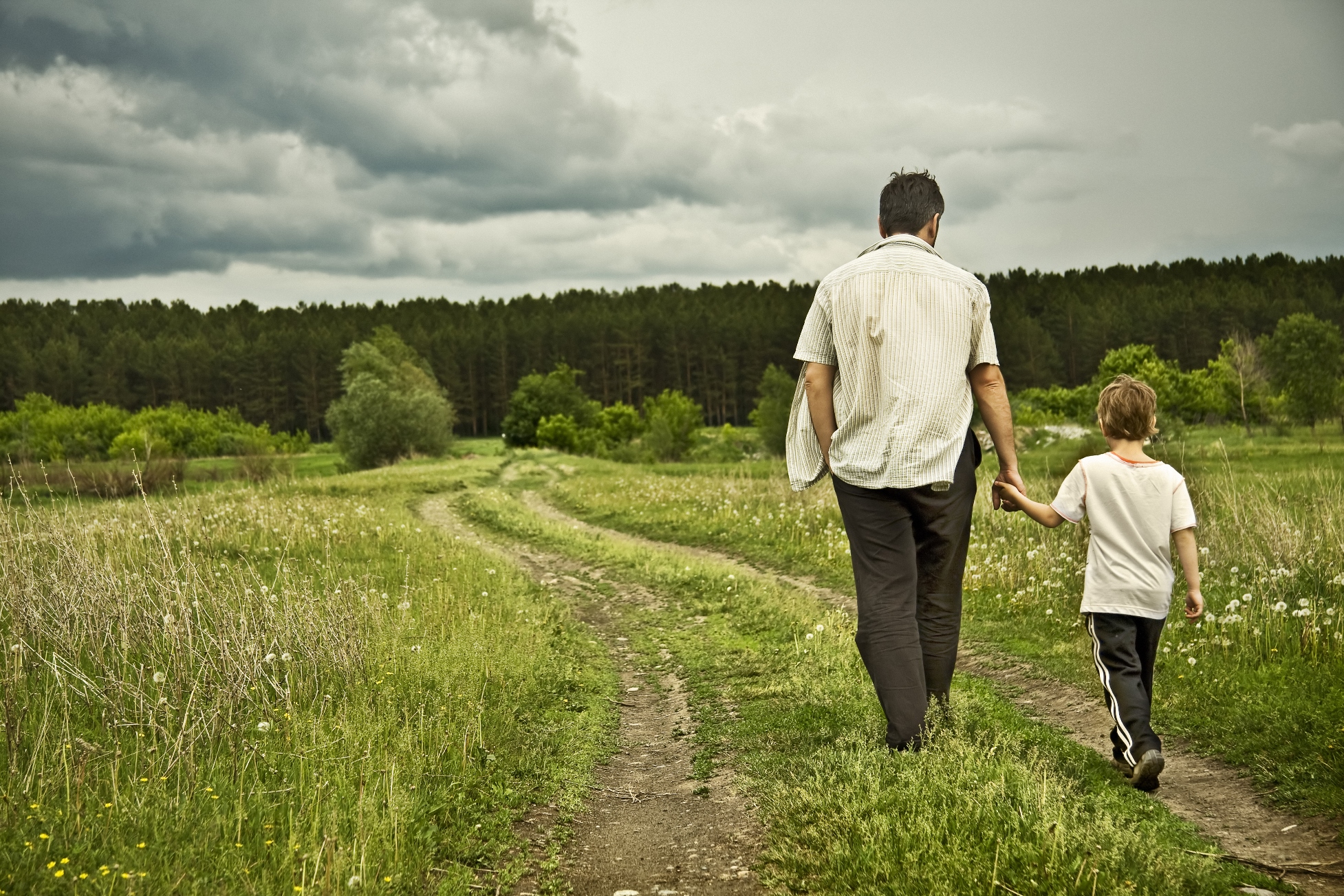 Долгая дорога отец. Человек на тропинке. Отец и сын идут по дороге. Отец с сыном на природе. Мальчик идет по дороге.